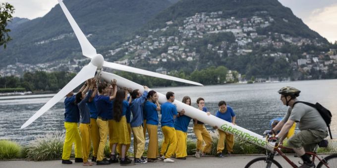 Greenpeace stellt eine Windturbine in Lugano auf. Lugano