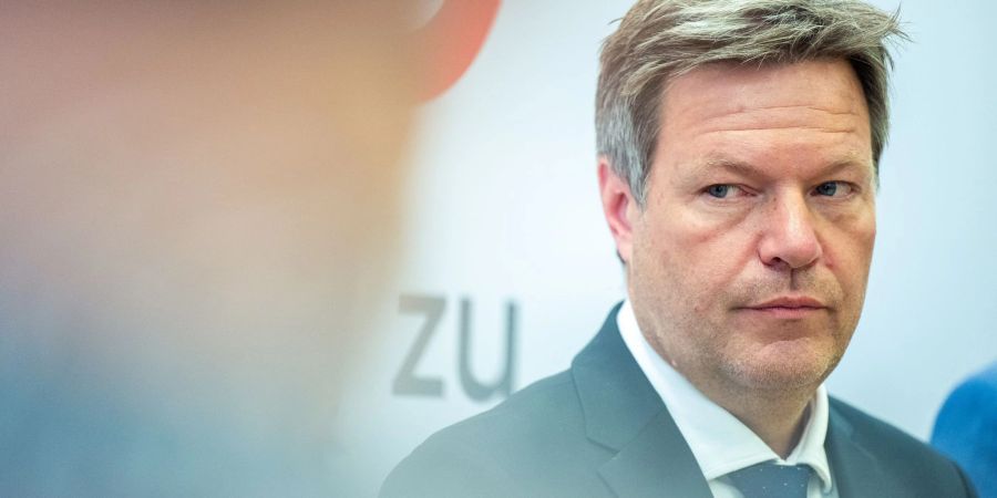 Robert Habeck (Bündnis 90/Die Grünen), Vizekanzler und Bundesminister für Wirtschaft und Klimaschutz, während seines Besuchs bei ArcelorMittal Bremen.