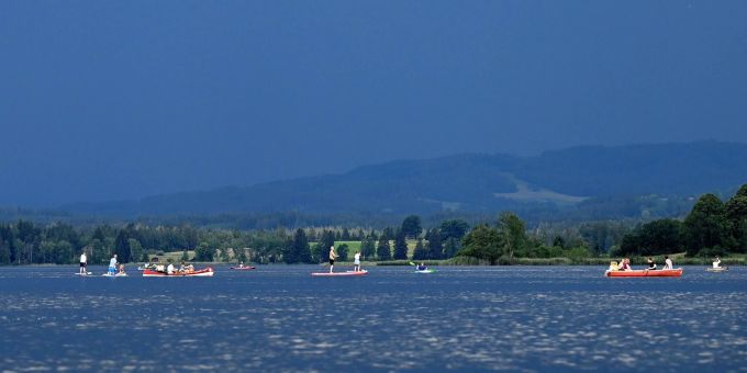Ausflügler auf dem Wasser flüchten vor einer herannahenden Gewitterfront über dem Staffelsee in Bayern. Ausflügler auf dem Wasser flüchten vor einer herannahenden Gewitterfront über dem Staffelsee in Bayern.