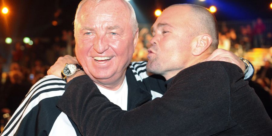 Boxtrainer Ulli Wegner (l) und sein ehemaliger Schützling Sven Ottke bei einem Event in Offenburg.