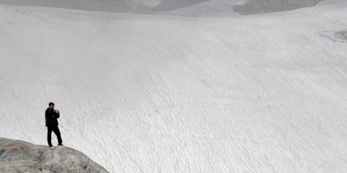 Tourist vor dem Gletscher auf der Zugspitze Tourist vor dem Gletscher auf der Zugspitze