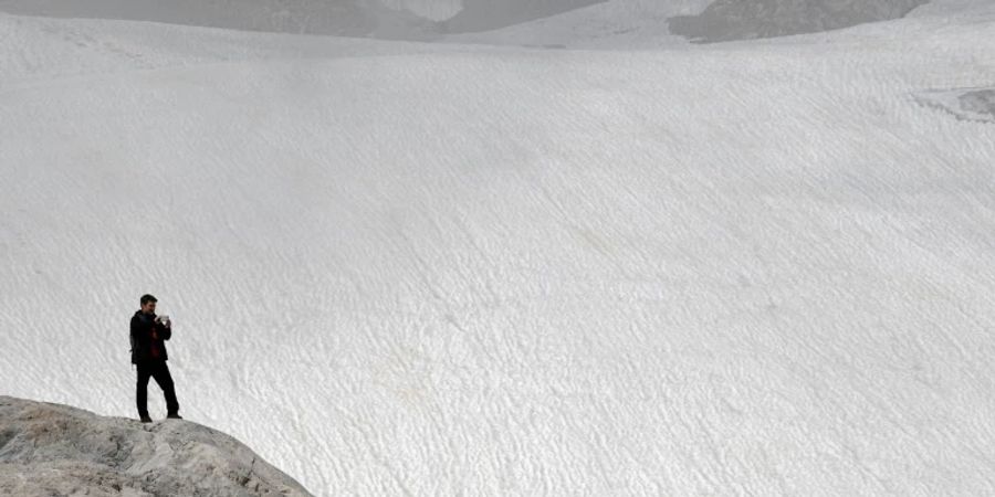 Tourist vor dem Gletscher auf der Zugspitze