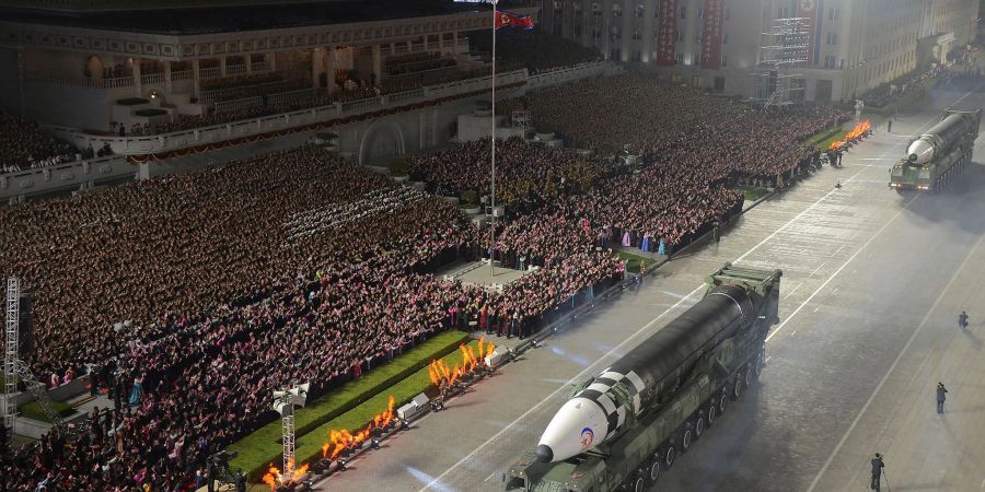 Eine nach Angaben der nordkoreanischen Regierung neu gebaute Interkontinentalrakete Hwasong-17. Gezeigt wurde die Rakete während einer Militärparade anlässlich des 90. Jahrestages der Gründung der Koreanischen Revolutionären Volksarmee (KVA) in Pjöngjang.