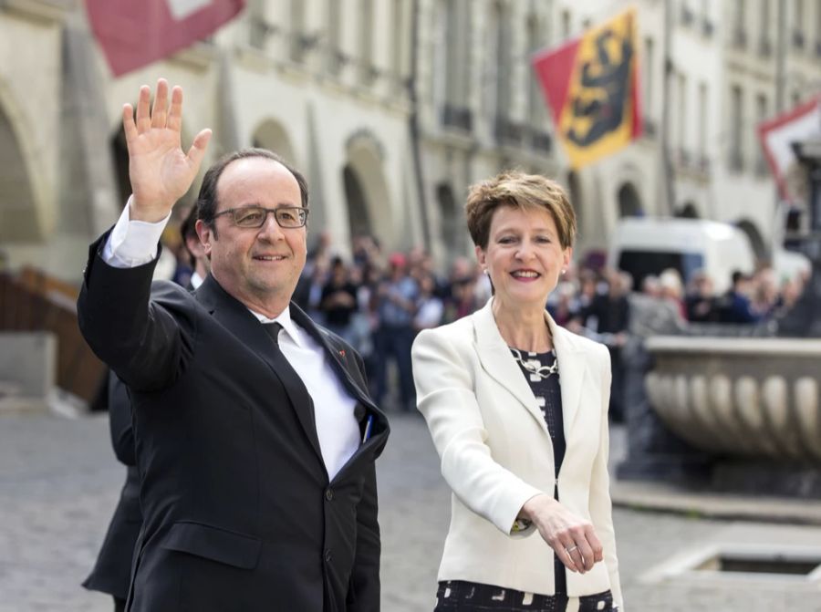 Bundespräsidentin Simonetta Sommaruga und der François Hollande, damaliger französischer Staatspräsident, spazieren am 15. April 2015, durch die Altstadt von Bern.