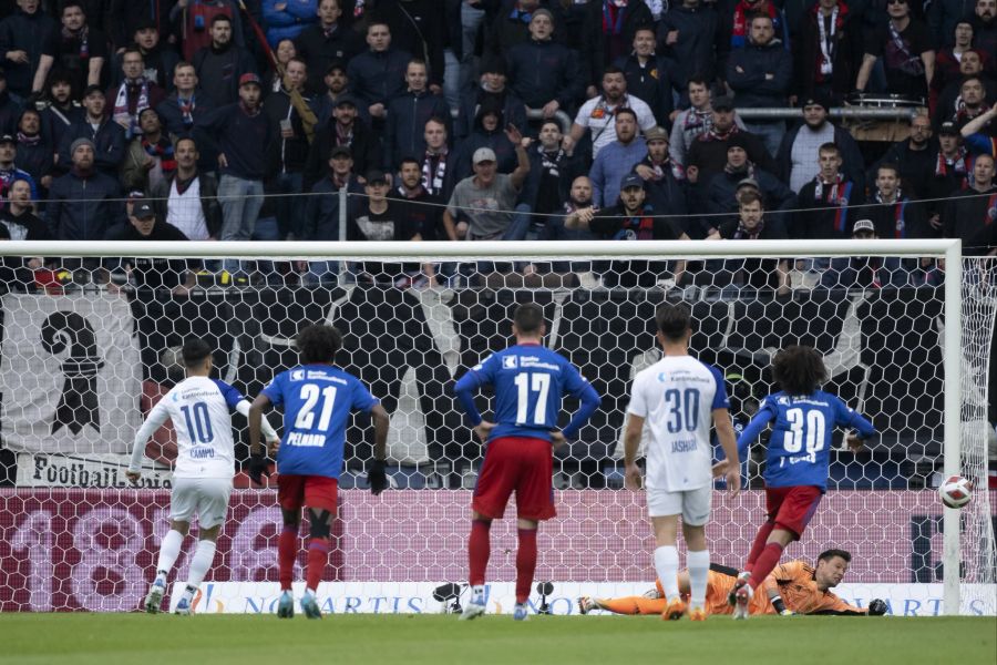 Basels Torhüter Heinz Lindner wehrt den Penalty von Samuele Campo ab.