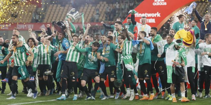 Die Spieler von Betis Sevilla jubeln über den Gewinn des spanischen Pokals. Real Betis Balompie vs Valencia CF