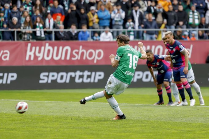Lukas Görtler trifft per Penalty zum 1:0 im Spiel der Super League zwischen dem FC St.Gallen 1879 und Lugano. Super League