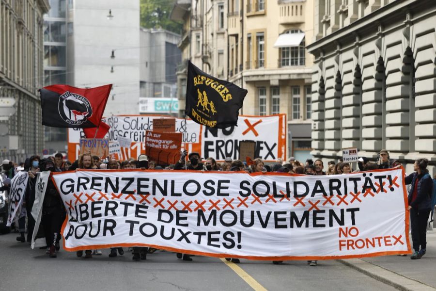 Die Gegner der Frontex-Vorlage ziehen durch Bern.