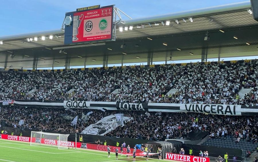 Auch die Bianconeri vom FC Lugano zeigen ihre Farben vor dem Cupfinal gegen den FC St.Gallen.