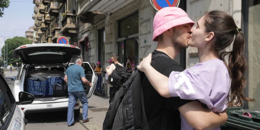 Rapper Oleh Psjuk von der Band Kalush Orchestra nimmt in Turin Abschied von seiner Freundin.