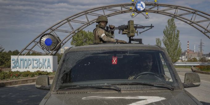 Russische Soldaten bewachen den Eingang zum Kraftwerk Saporischschja. Ukraine krieg
