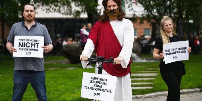 Protest auf einem Elektroroller. Protest auf einem Elektroroller.