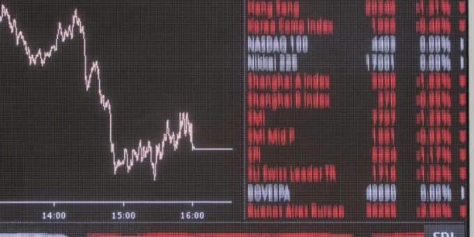 Rote Aktienkurse flackern über den Bildschirm der SIX Swiss Exchange (Archivbild). Rote Aktienkurse flackern über den Bildschirm der SIX Swiss Exchange (Archivbild).