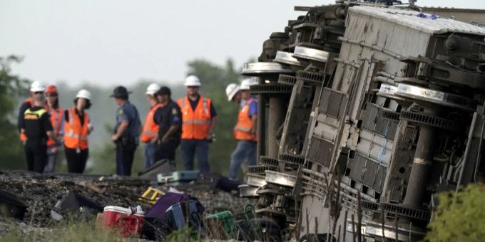 Helfer beim Zugunglück im US-Bundesstaat Missouri. Missiuri