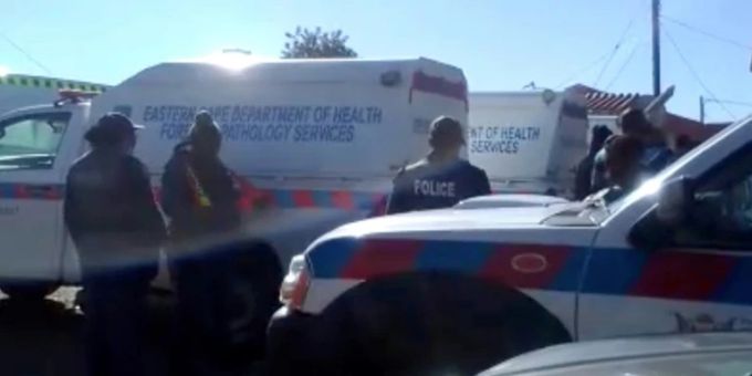 Polizisten vor der Taverne in Südafrika. Taverne