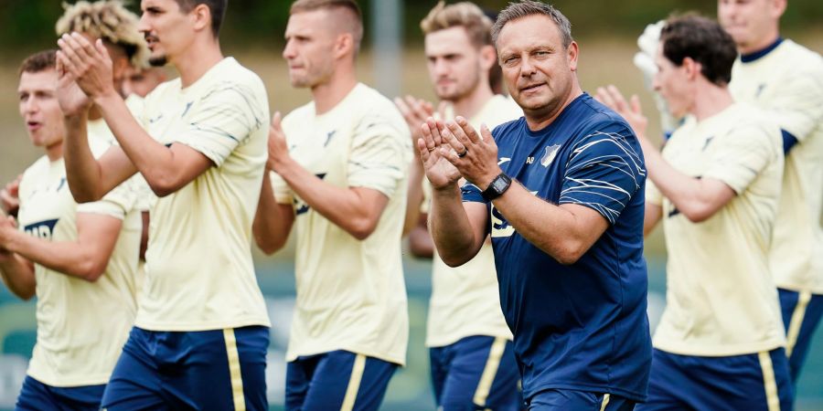 Trainer André Breitenreiter (M.) leitete das erste Training der Hoffenheimer.