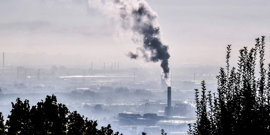 Rauch steigt aus einer Fabrik im Südosten Frankreichs.