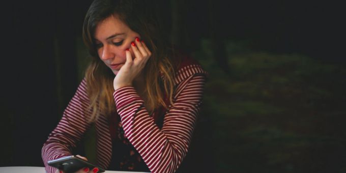Wer sich aktiv in der Online Welt bewegt, wird leider auch oft mit Hasskommentaren konfrontiert. Frau mit Handy