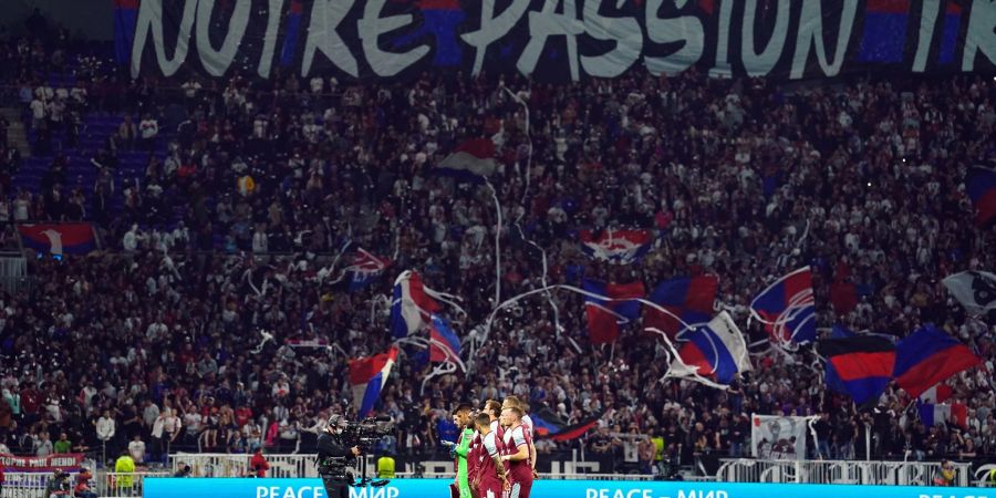 Nicht alle Fans von Olympique Lyon blieben beim Spiel gegen West Ham United friedlich.