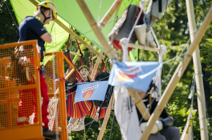 Teilnehmende an der Blockade der Tankanlage Rümlang ZH, Mai 2022. Der Klimastreik versucht immer wieder mit zivilem Ungehorsam auf sich aufmerksam zu machen. Klimastreik Tankanlage