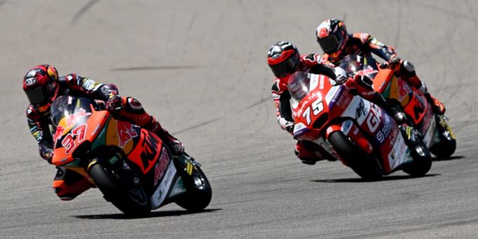 Augusto Fernandez fährt seinen nächsten Sieg in der Moto2 ein. Moto2