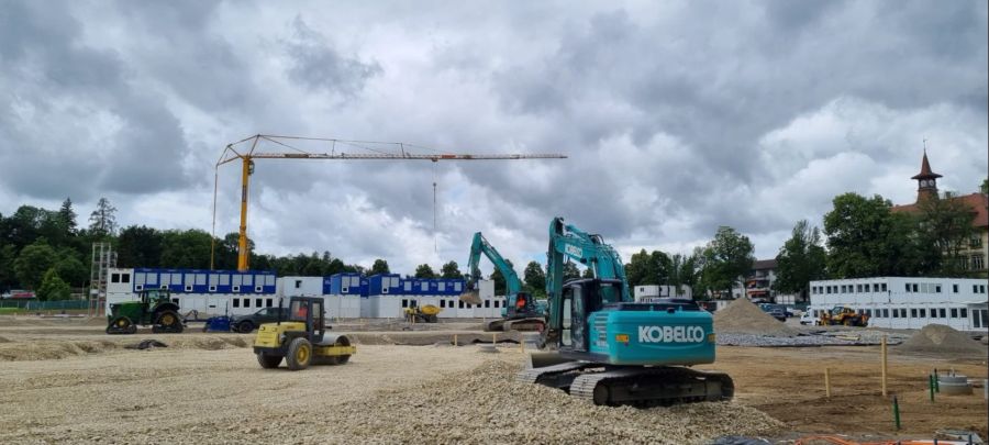 Auf dem Berner Viererfeld wird derzeit eine Container-Siedlung für Ukraine-Flüchtlinge gebaut.