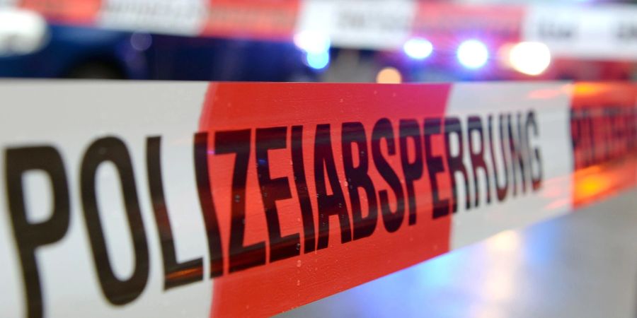 Ein Flatterband mit der Aufschrift «Polizeiabsperrung» am Einsatzort (Symbolbild).