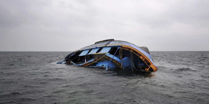 Am Samstag kenterte das Boot der drei Männer. (Symbolbild) Libyen