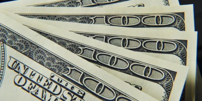Gold wird auf dem Weltmarkt in Dollar gehandelt, was direkt den Goldpreis beeinflusst. Goldpreis