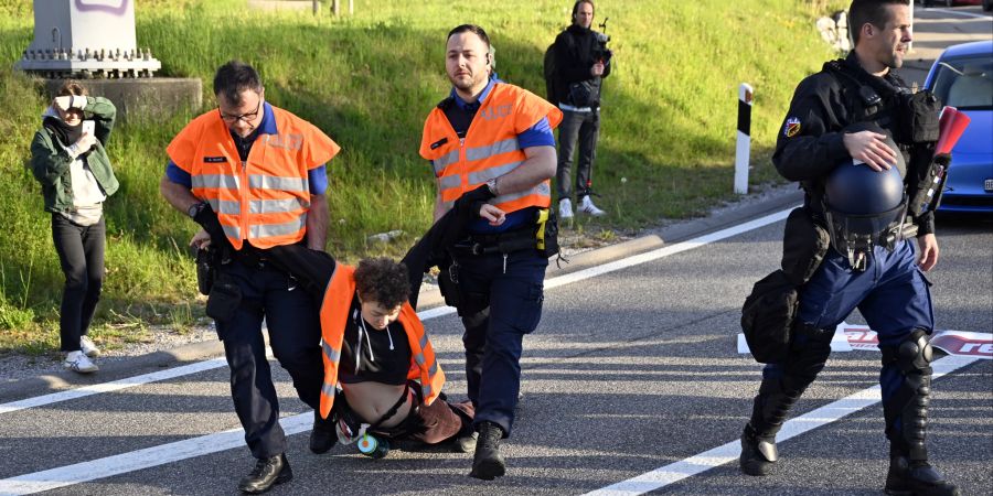 Klimaaktivisten der Gruppierung «Renovate Switzerland» blockieren die Autobahnausfahrt A6 beim Wankdorf und werden von der Polizei kontrolliert und abgeführt, am Dienstag, 19. April 2022, i