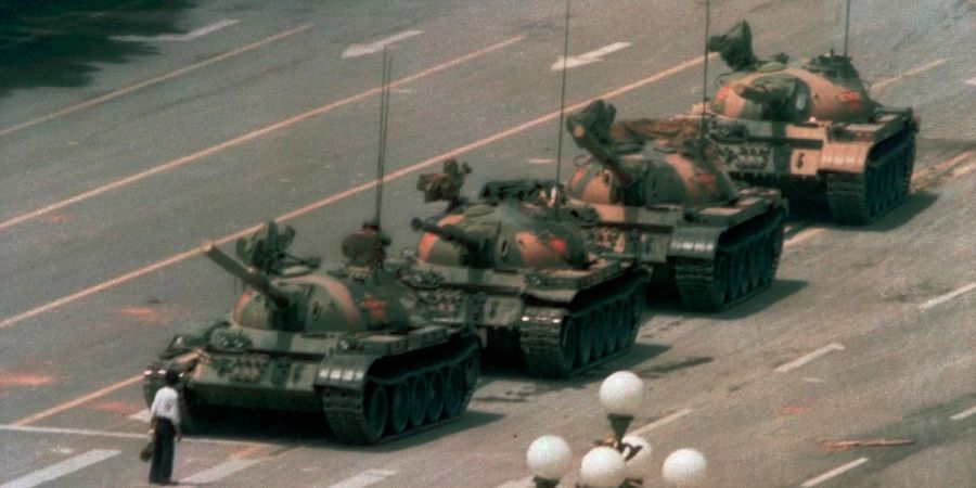 Ein chinesischer Mann stellt sich auf dem Changan Blvd. am Tian'anmen, dem Platz des Himmlischen Friedens, einem Konvoi von Panzern entgegen.