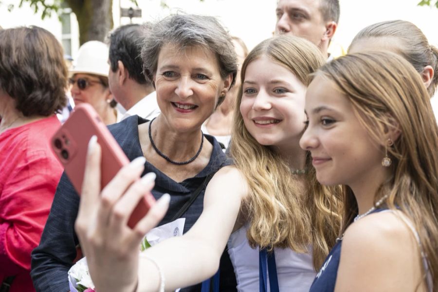 Bundesrätin Simonetta Sommaruga ist für Selfies auch beliebt.