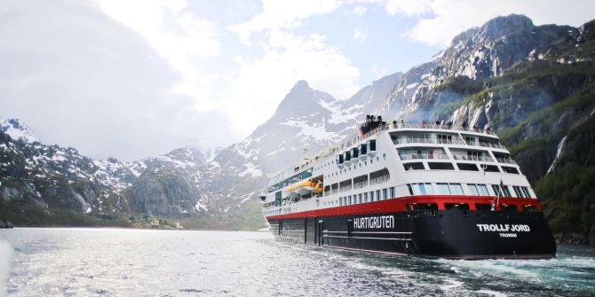 Hurtigruten Postschiff Fjord Felsen Wasser