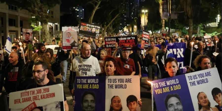 Nach dem Vorfall brachen grosse Proteste in Tel Aviv aus. Tausende Demonstranten forderten die sofortige Freilassung aller Geiseln.