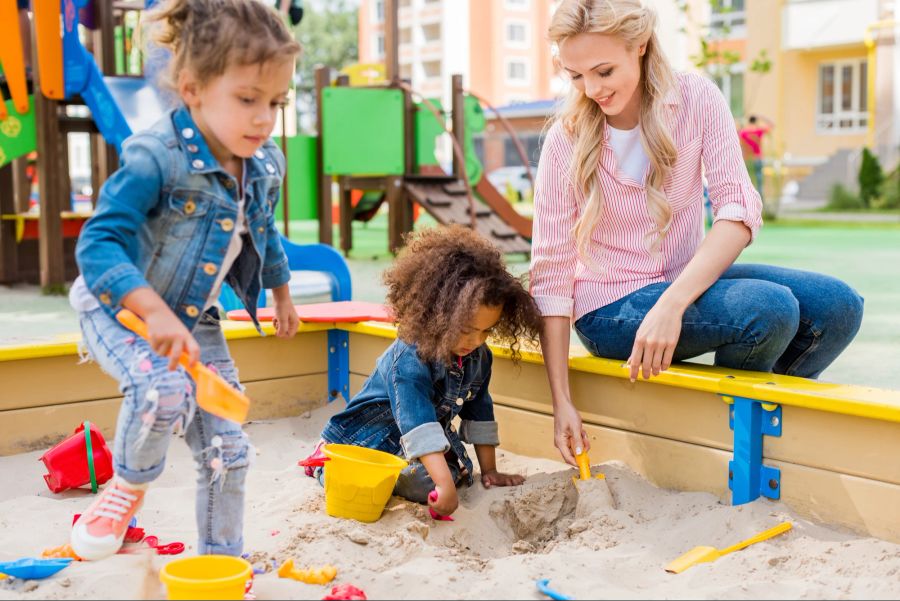 Kinder, Mutter, Plastikspielzeug