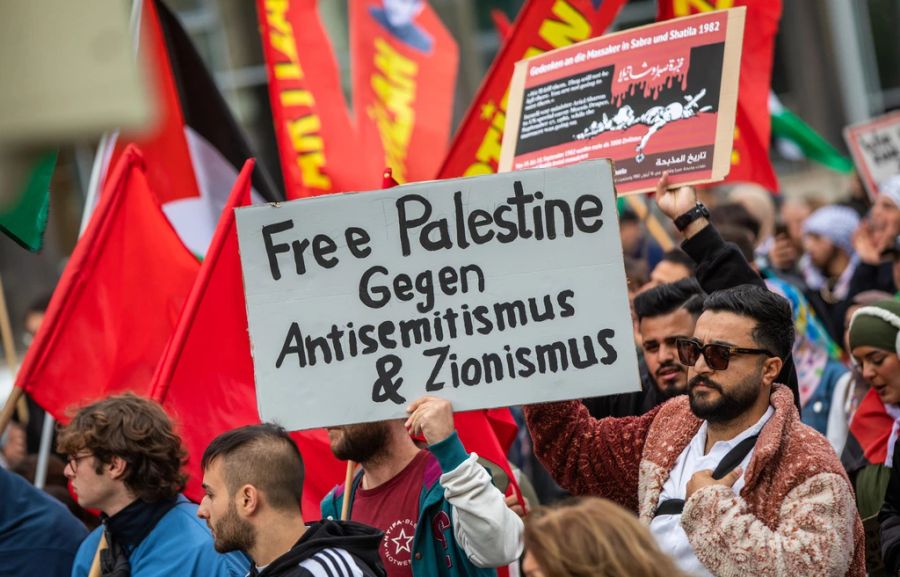 Ein Mann protestiert in Deutschland für Palästina und gegen Antisemitismus.