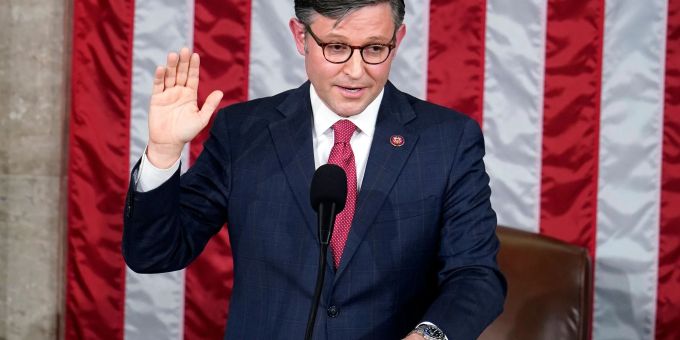 Mike Johnson wird als Vorsitzender des US-Repräsentantenhauses vereidigt. Mike Johnson wird als Vorsitzender des US-Repräsentantenhauses vereidigt.
