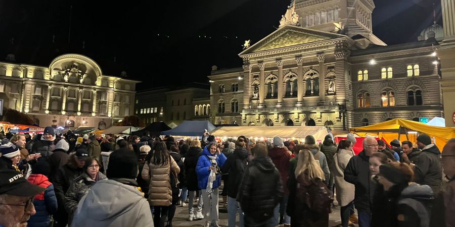 Vor dem Bundeshaus versammelten sich am Zibelemärit viele Leute.