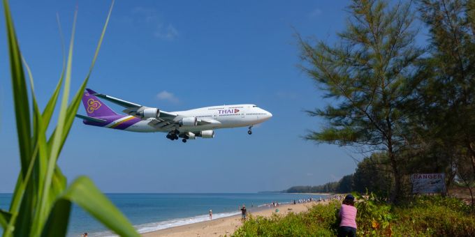 Thai Airways fliegt von der Schweiz direkt nach Thailand. Thai Airways Phuket Mai Khao Strand