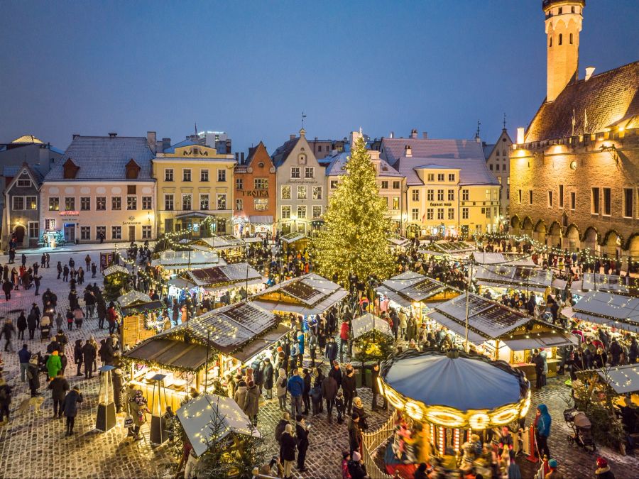 WEihnachtsmarkte mit grosser Tanne