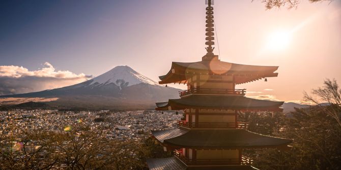 Mt. Fuji mit Schneedecke auf dem Gipfel und Chureito Pagode bei Sonnenuntergang.