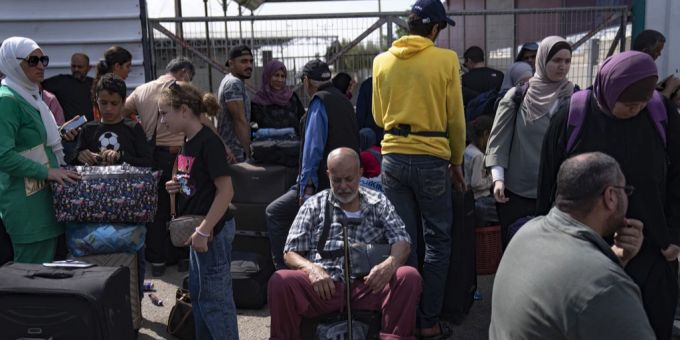 Verzweifelte Palästinenser und Ausländer warten auf die Öffnung des Grenzübergangs nach Ägypten. Israel-Krieg