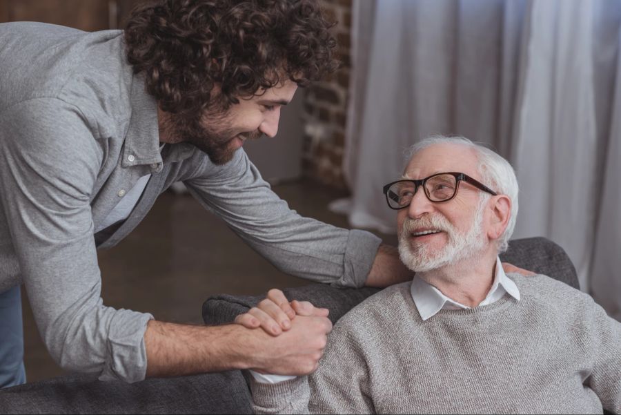 Erwachsener Sohn mit Vater