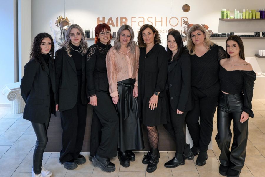 Laura Tschaggelar (Bildmitte) mit ihrem «Hair Fashion»-Team.