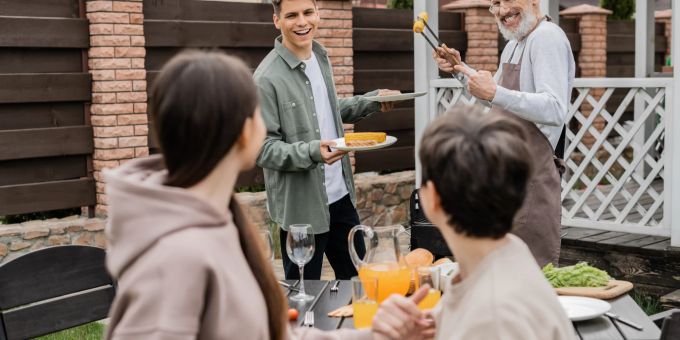 Schaffen Sie Gemeinsamkeiten und bleiben Sie mit Ihren Jugendlichen in Kontakt. Familie