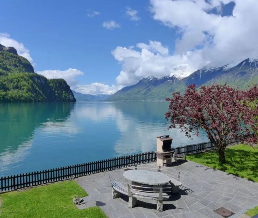 Die Ferienunterkunft liegt direkt am Brienzersee im Berner Oberland.