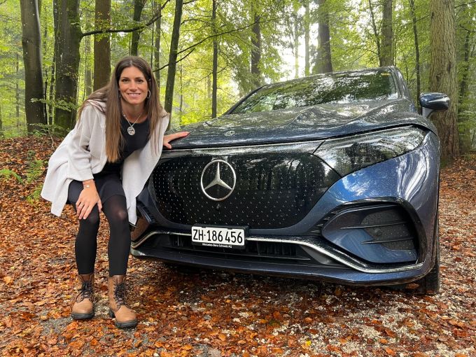 Von den technischen Daten ist Cyndie nicht ganz überzeugt und will darum wissen, was der EQS SUV sonst noch zu bieten hat. EQS SUV