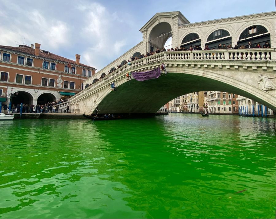 Klimaaktivisten der Gruppe «Extinction Rebellion» haben in Venedig den Canal Grande grün gefärbt – das hat harte Konsequenzen.