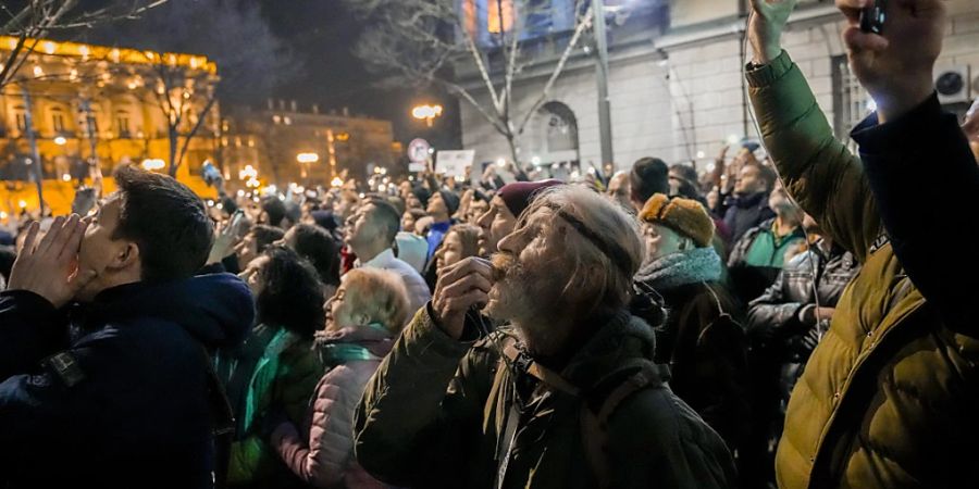 Serbische Oppositionsanhänger protestieren vor dem Gebäude der Wahlkommission. Foto: Darko Vojinovic/AP/dpa