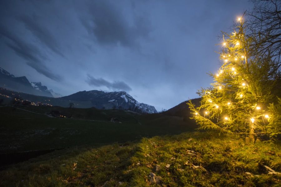 Das sogenannte «Weihnachtstauwetter» wird oft als Grund für fehlenden Schnee genannt. Dieses Phänomen bezeichnet eine mild-nasse Witterungsperiode mit atlantischen Luftmassen.